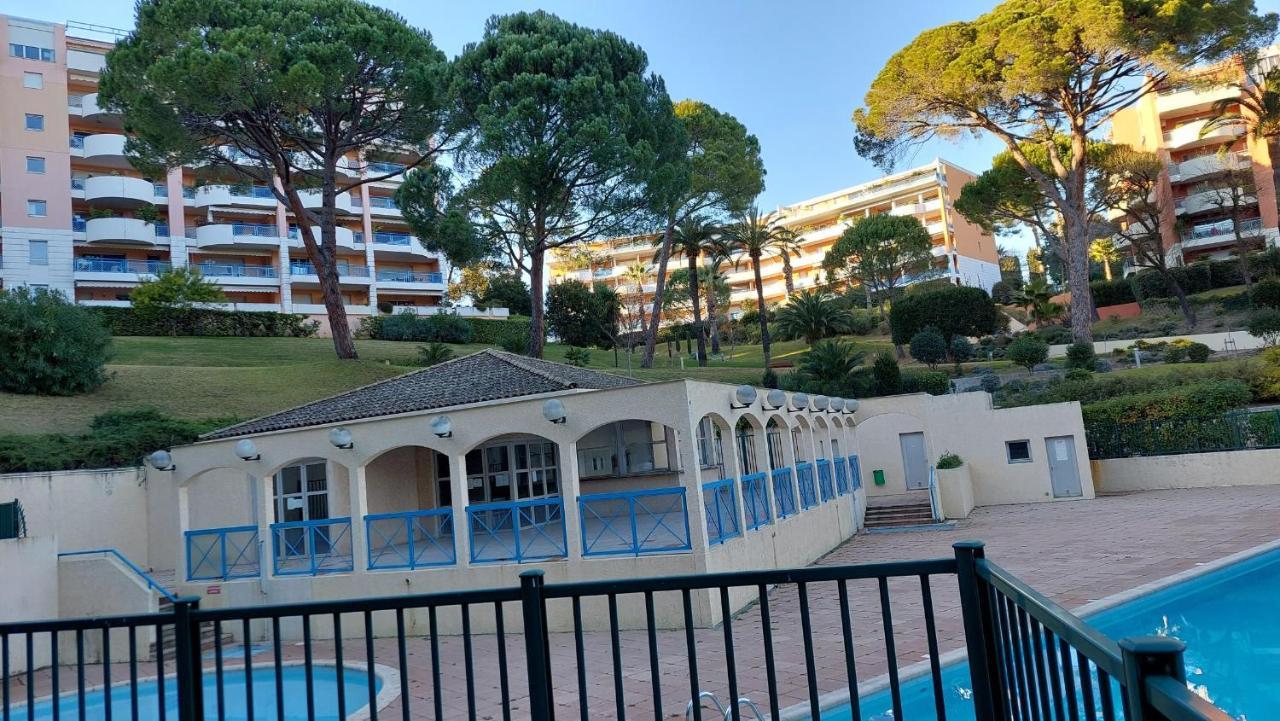 Charmant Appartement Residentiel Avec Terrasse, Jardin Privatif Et Piscine A Cannes Esterno foto