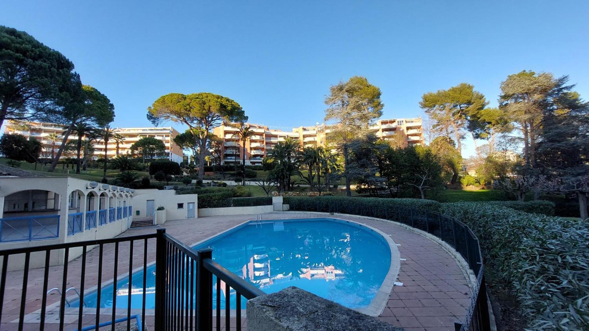 Charmant Appartement Residentiel Avec Terrasse, Jardin Privatif Et Piscine A Cannes Esterno foto